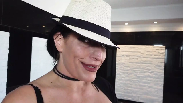 Tombul hatun Jolie banyoda bakış açısıyla sikiliyor, sert sert anal