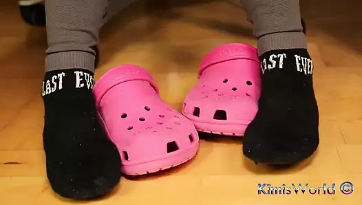 Masa altında ayak oyunu - pembe dişler ve yıpranmış çoraplar