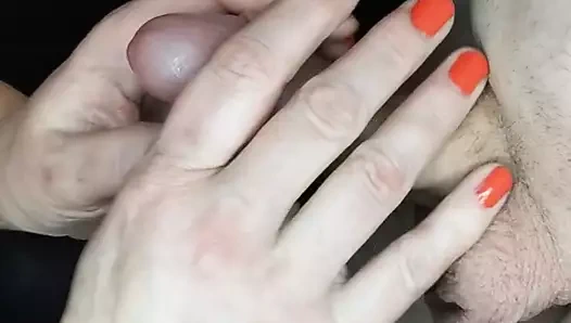 Bayan kedicik sahibine yardım eli uzatıyor