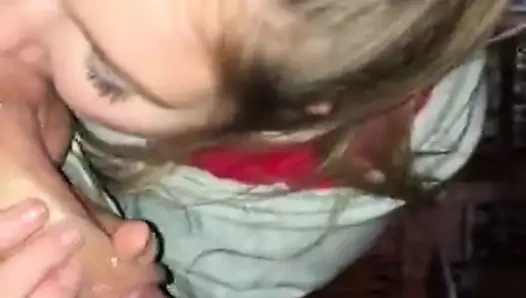 Kız hızlı bir kafa verir