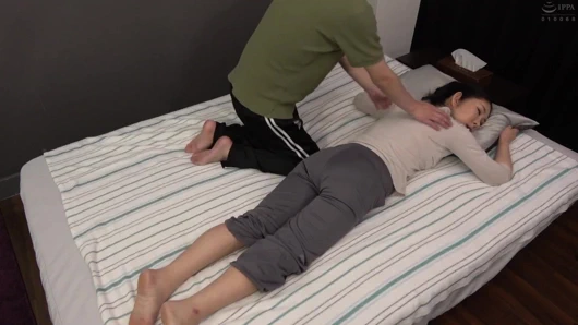 Ona masaj yaparken pantolonumu indiriyorum... - part.1