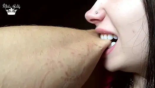 Erkek parmaklarını ve kolunu sert ısırıyor