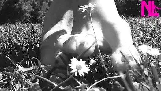 Nyllady parkta çimenlerde yalınayak yürüyor