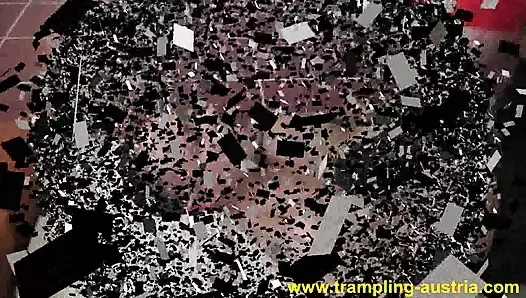 Madam carla önce smirni'yi topuklu ayakkabılarla eziyor ve sonra onun atlama eğlencesi için kafasını ve yüzünü trambolin olarak kullanıyor.