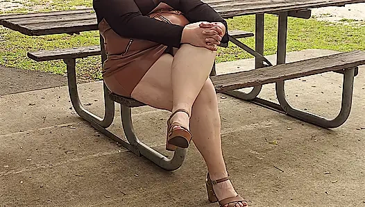 İnleme ve boşalmaya başlayana kadar büyük şişman beyaz sulu götüme, kalın bacaklara ve kalçalarıma bakmaya devam et