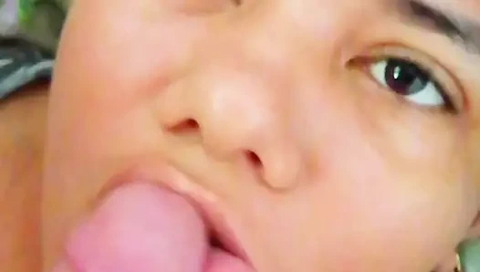 Gırtlağına kadar alma Valkyrie'den lezzetli oral seks