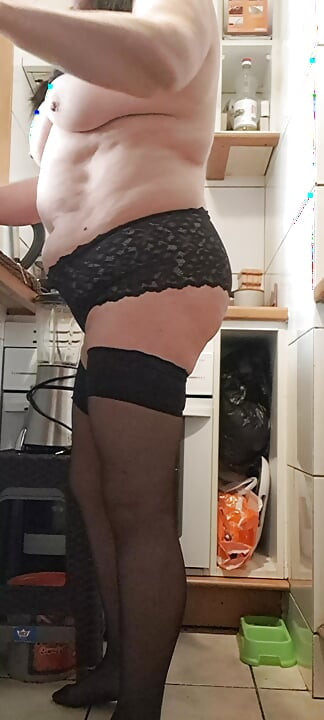 Orta yaşlı seksi kadın yemek hazırlıyor