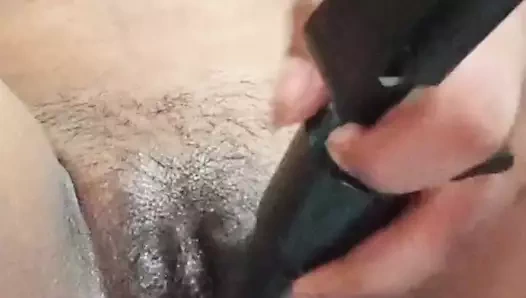 Hintli vergin kız evde tek başına kendini selfie çubuğuyla sert sikiyor