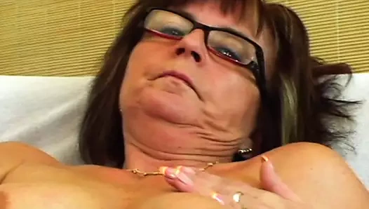 Olgun aşıklar - büyükanne yüzümde boşalmak 03 sahne 3