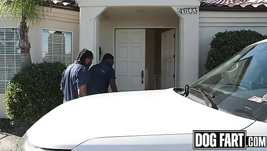 Dogfart - büyük memeli orta yaşlı seksi kadın Jennifer White kocasının kumarhane dolandırıcılığından sonra repo adamlarına iki yarağı birden alıyor