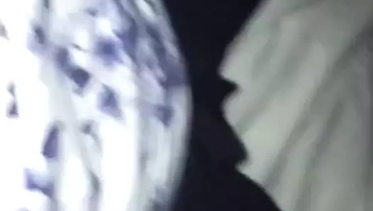 Kaltak onu kedi ile oynamayı ve meme uçlarını izlemeyi seviyor