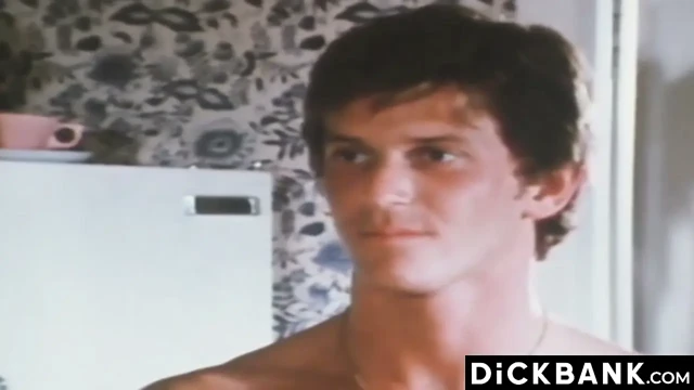 Sparrow Guano ve Nat Grey'in şişman sikleri yalayıp yuttuğu vintage video