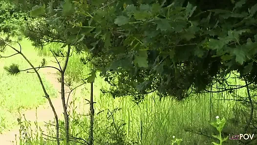 Açık havada lezbiyen piknik ve serinletici ve sapıkça oyun için lezzetli karpuz