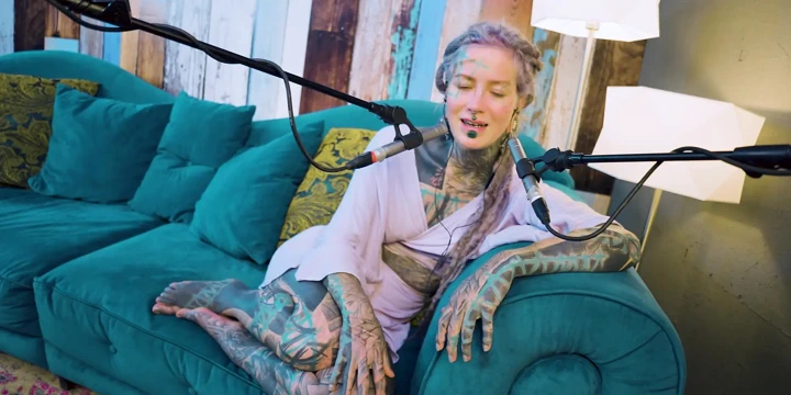 B hakkında konuşuyorum - bordem - asmr podcast sfw konuşuyor gotik sıska kız dreadlocks dövmeli model dövmeli kız