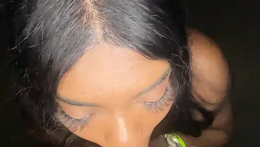 Üvey kız kardeşim beni baştan çıkarıyor ve sahilde gırtlağına kadar sakso çekiyor