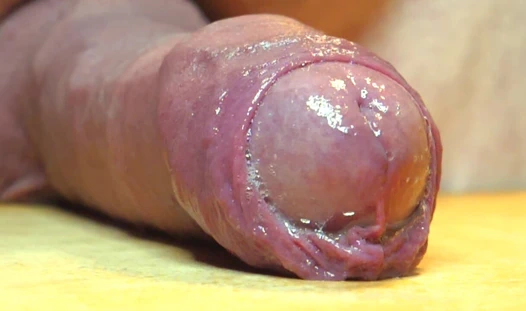 Bakış açısı sünnetsiz büyük mantar kafa masada otomatik okşuyor ve canlı seste vahşi boşalma