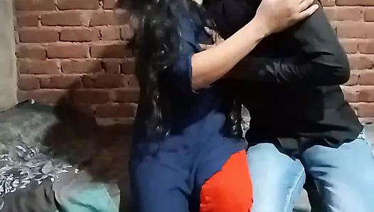 Seksi evli kadın cinsel arzusunu domaltarak yerine getirmek için sert seks için çaresiz