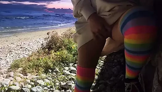 Seksi sarışının açık havada aşırı mastürbasyonu – sıcak eşek