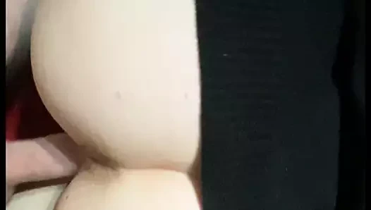 Siyah bir elbise giymiş güzel bir kaltağı siktim