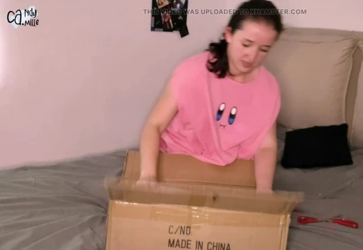 Sohimi seks bebeğinin kutularını çıkarıyor