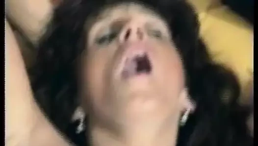 Orta yaşlı seksi kadın sert sikiliyor - üçlü seks