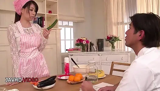 Ateşli Japon evli kadın yoğun sert seksten önce şehvetli sakso çekiyor