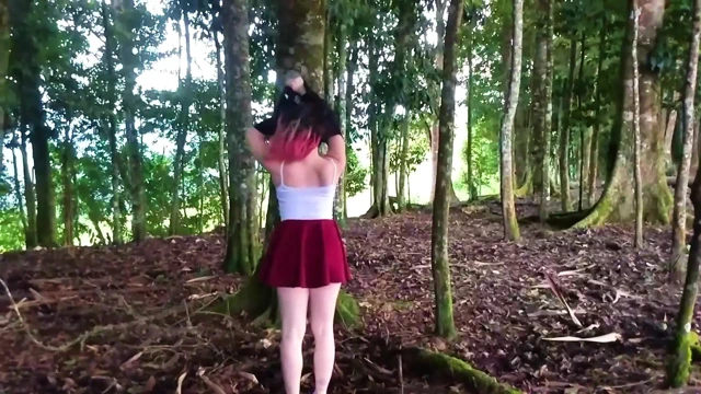 SOLUK TENLI KıZ ORMANDA MASTÜRBASYON YAPıYOR VE GÖTÜNÜ GÖSTERIYOR