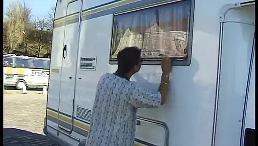 Külotlu çoraplı kız ambulansta büyük bir yarağı sikiyor ve götüne boşalma