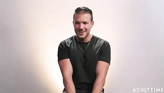 Codey Steele porno ve zevk için mormonluğu terk etti! | yıldızı röportajı | Adult Time