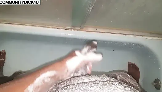 Duşta çıplak. Sabunu düşürme.