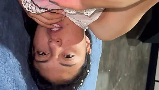 Çok ateşli kız öğrenci bir yabancının önünde rahatsız ediliyor