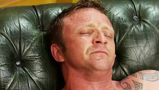 Patron muhtaç hizmetçi sikikleri!