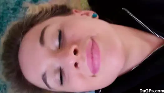 Tatlı genç gösterileri kapalı ona mastürbasyon becerileri