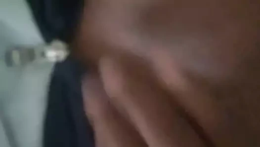 Göğüslerini ovuyor