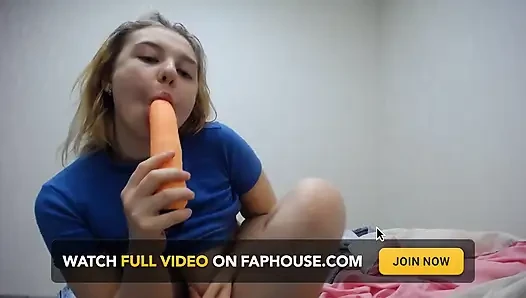 Dildo emiyor ve emiyor