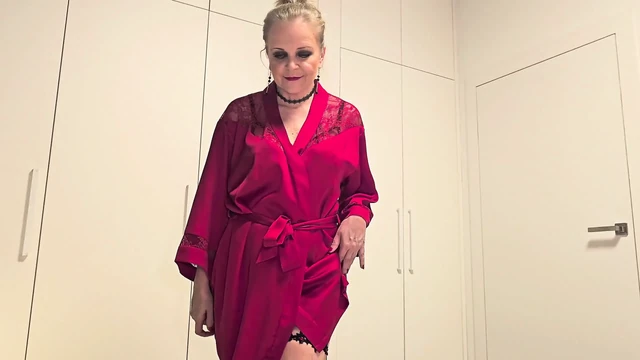 Olgun bayan baştan çıkarıyor ve dölleniyor