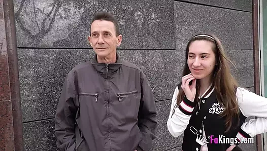 Tatlı ve genç Carolina Lorca 19 doğum gününü sert bir ırklararası seksle kutluyor!