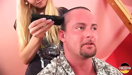 Muhteşem sarışın ona saç kesimi yapıyor ve sikişiyor