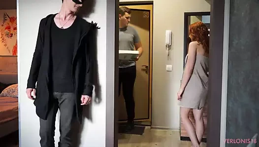 Kızıl saçlı kız pizza için vücuduyla para ödüyor – aldatmak izliyor