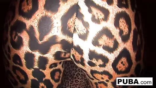 Dani Daniels sıkı ıslak amcığını parmaklıyor