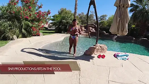 Havuzda ateşli lezbiyen ırklararası eğlence