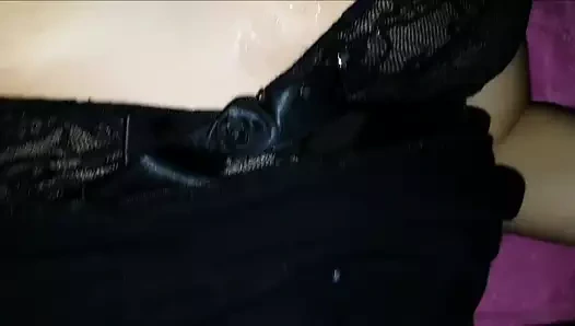 Karısının kedi ve göğüsleri üzerinde Cumming