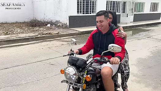 Orgazm olana kadar sevimli bir Hintli kızı onu sert sikmesi için odama davet ediyorum