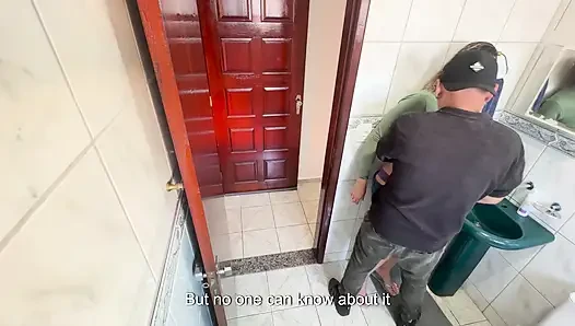 Bir akrabası banyoda üvey yeğenine sürtünerek boşalıyor.