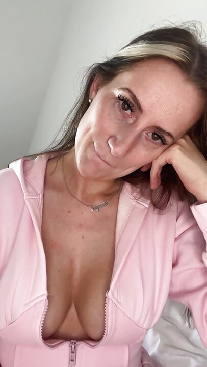 Azgın orta yaşlı seksi erkek arkadaş dışarıda ve biraz eğlenmek istiyor
