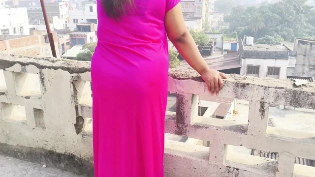 Hintli köylü kızı yabancı tarafından baştan çıkarıyor ve evde kimse yokken çok zevk alıyorlar