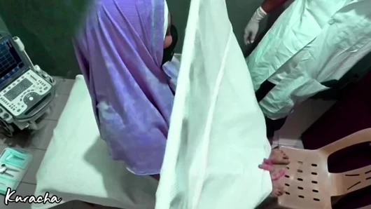Hastanedeki tesettürlü Müslüman kadınları doktor muayenesi özel kayıt