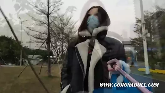 Açık havada tek başına lastik bebek