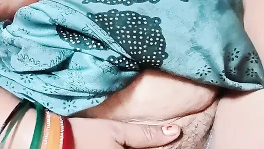 Hintli ev hanımı ateşli sıkı amcığını fışkırtıyor