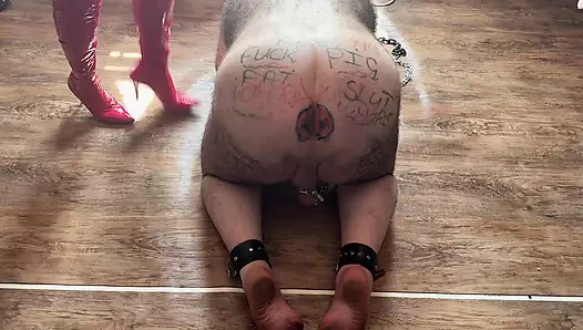 Bölüm 3. Aşağılayıcı domuzcuk onu bir sürprizle 😈 temizliyor